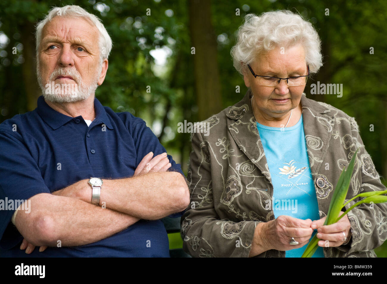 Outside portrait of an elderly couple on a bench Stock Photo - Alamy