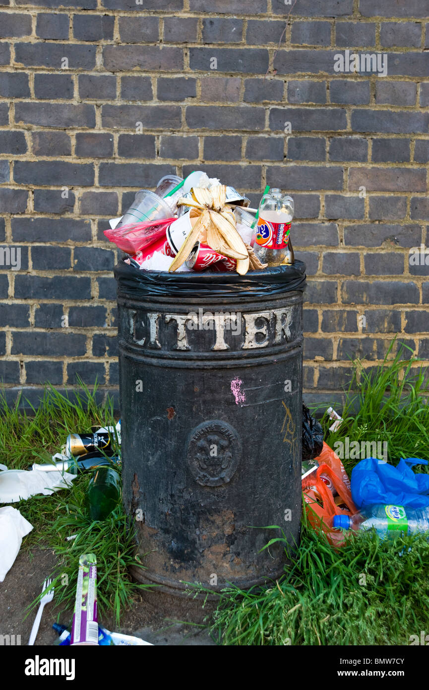 Overflowing litter bin, London, England, UK Stock Photo