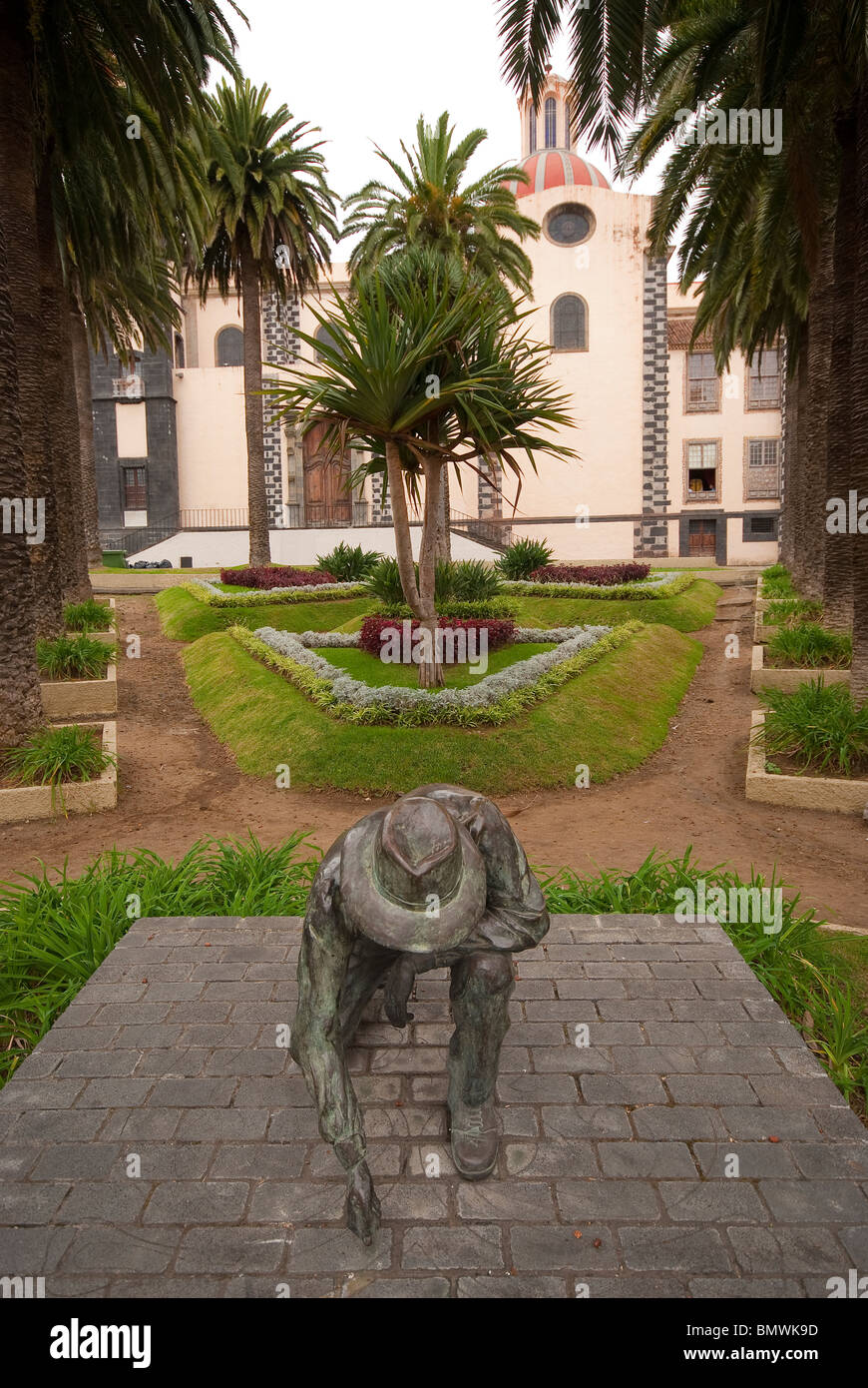 Homenaje al alfombrista, statue for the homage to the carpet makers, by Juan Carlos Armas Peraza in La Orotava, Tenerife Stock Photo