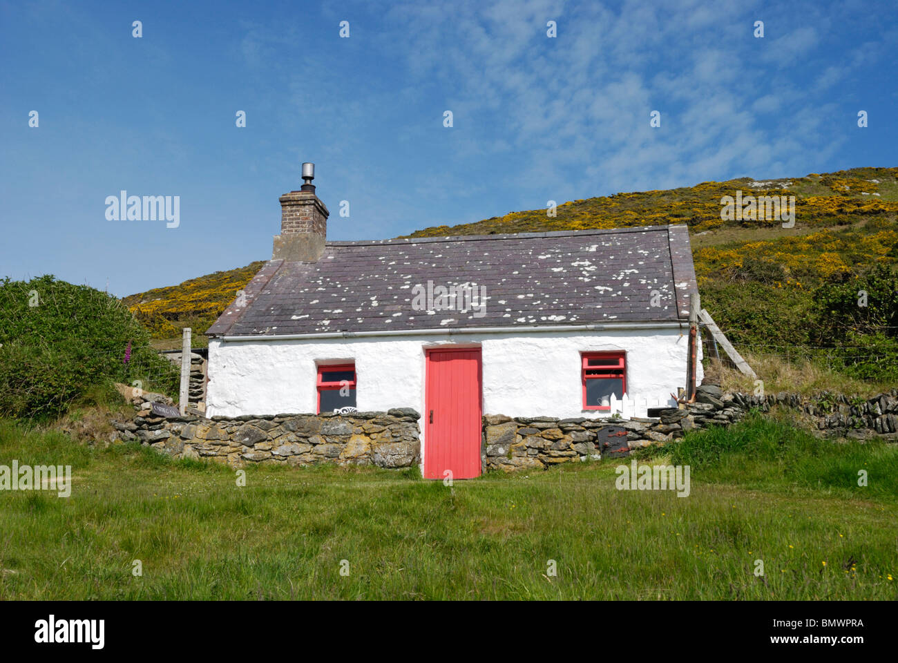 Carreg Bach stone cottage on Bardsey Island, North Wales Stock Photo
