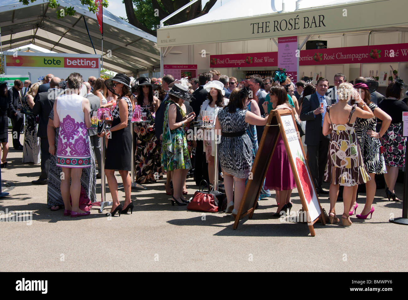 Crowds in hats on Ladies Day at the Royal Ascot horse race meeting Stock Photo