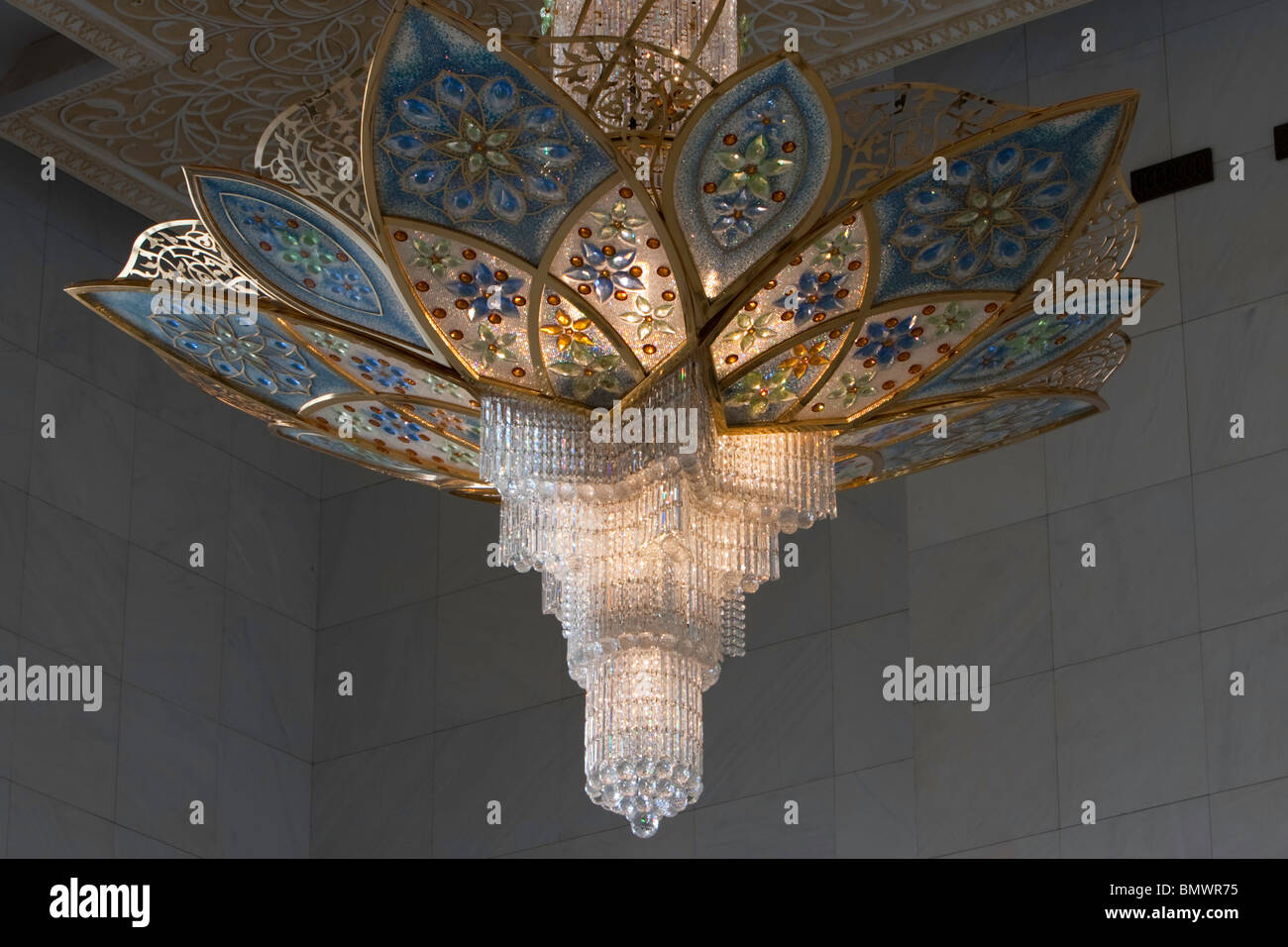 Page 2 Sheikh Zayed Mosque Chandelier High Resolution Stock Photography And Images Alamy