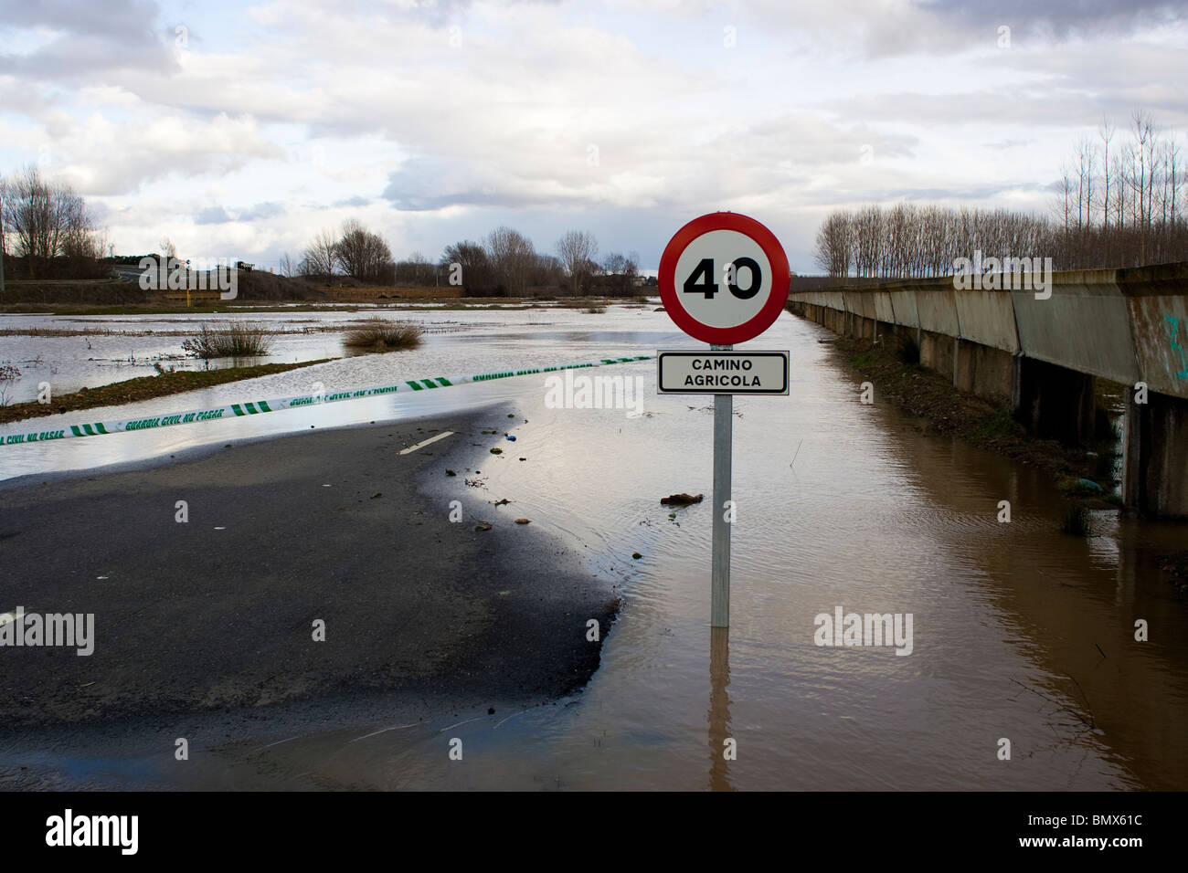 Road near Benavente. Spain. Inundaciones. Desbordamiento del Rio Esla. Benavente, Zamora. Stock Photo