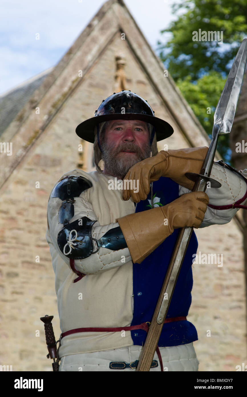 Scottish clothing of medieval times hi-res stock photography and images ...