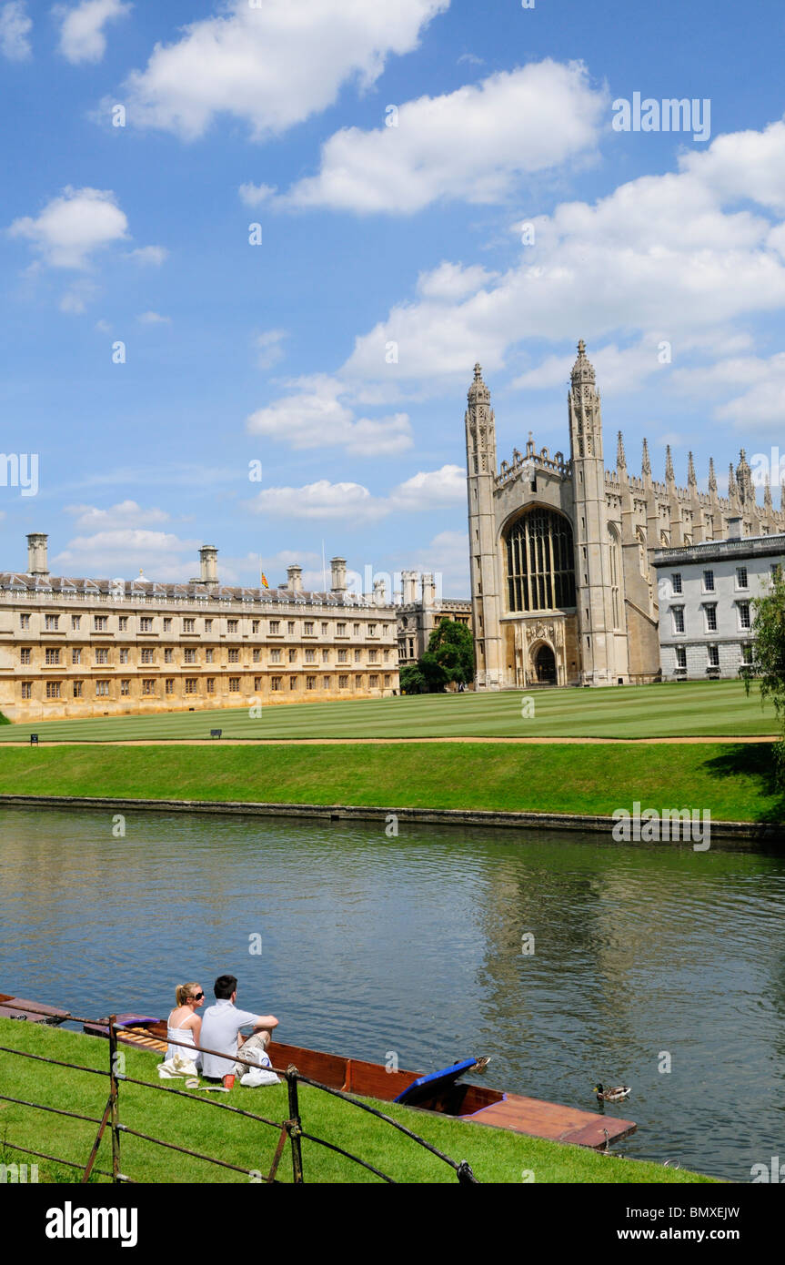Sudents relaxing by the River Cam at Kings College, Cambridge, England, UK Stock Photo