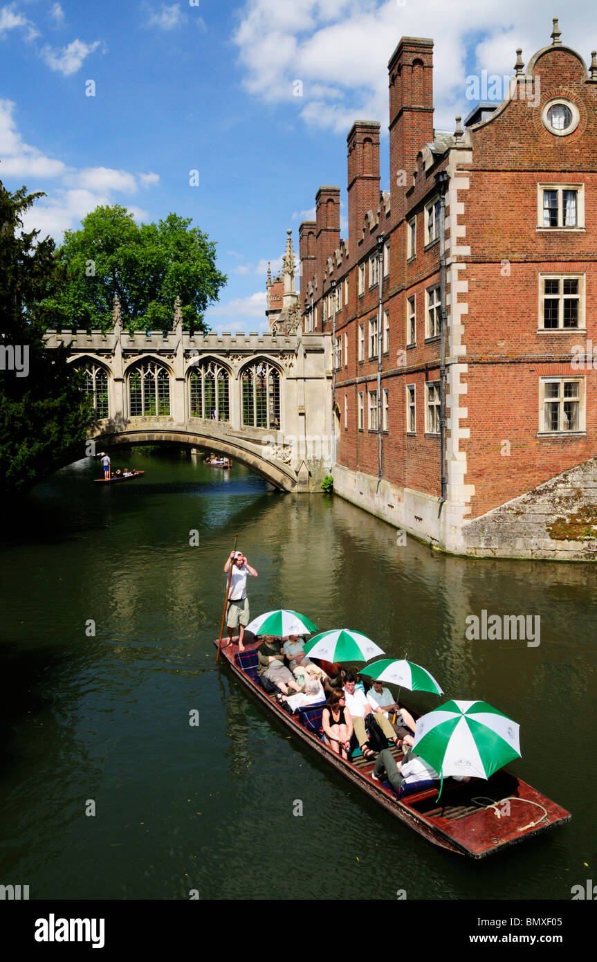 Punting by The Bridge of Sighs, St Johns College, Cambridge, England, UK Stock Photo