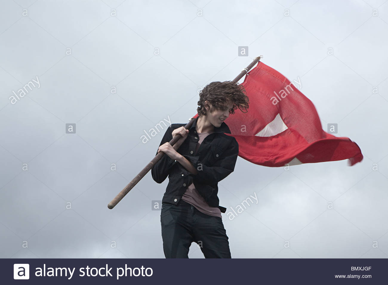 Флаг красный. Человек с красным флагом. Красный флаг на таких как ты мальчишек. Сказка о мальчише-кибальчише фильм 1964. Красный флаг на таких как ты мальчишек.