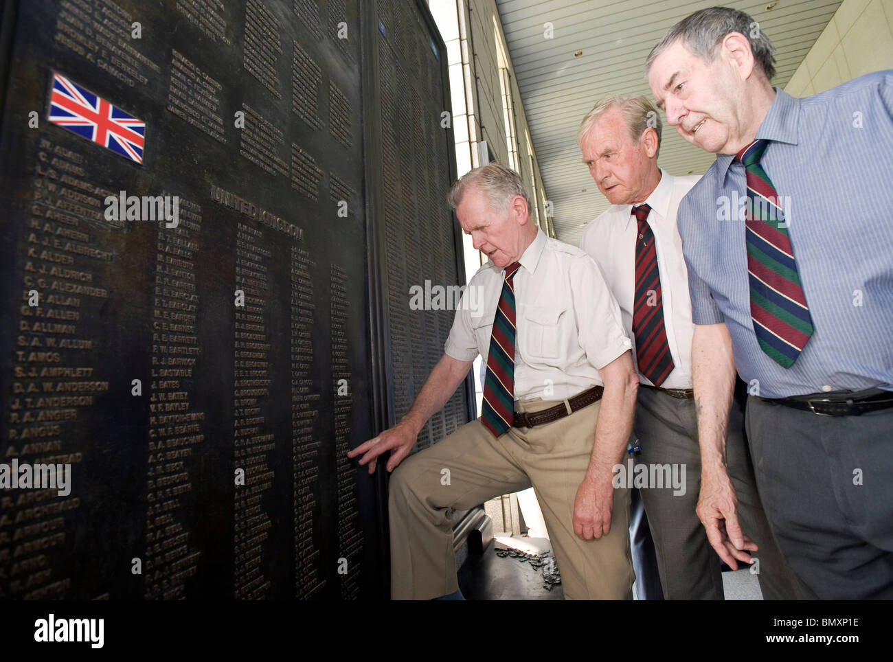 Korean War veterans look at the names of fellow British soldiers who died during the Korean War Stock Photo