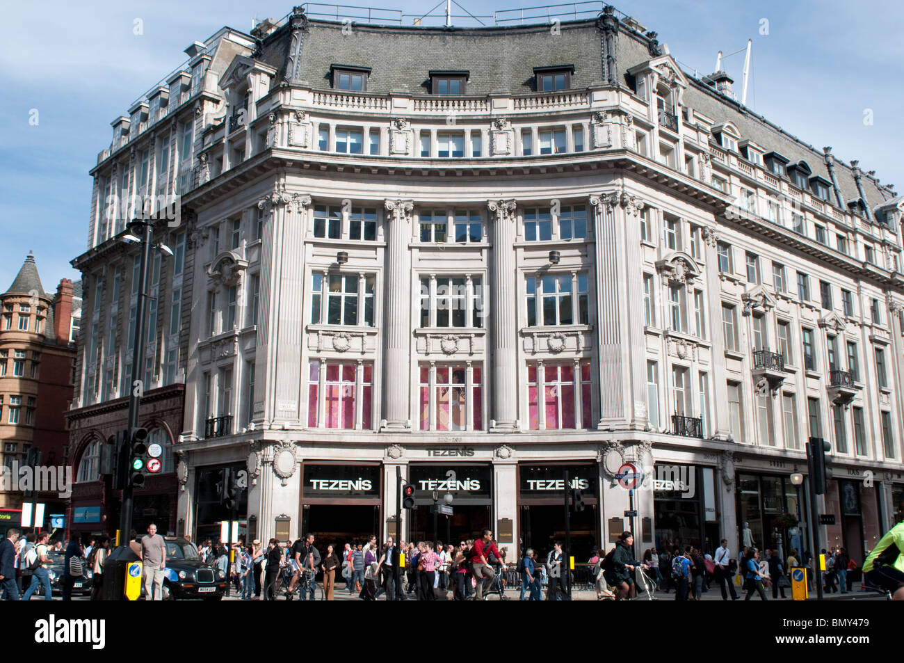 Tezenis building oxford circus hi-res stock photography and images - Alamy