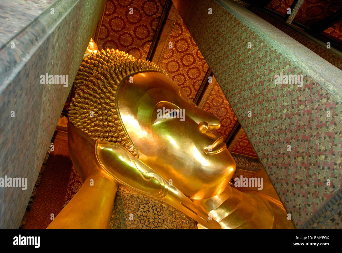 The golden reclining Buddha housed in the Wat Pho Temple in Bangkok ...