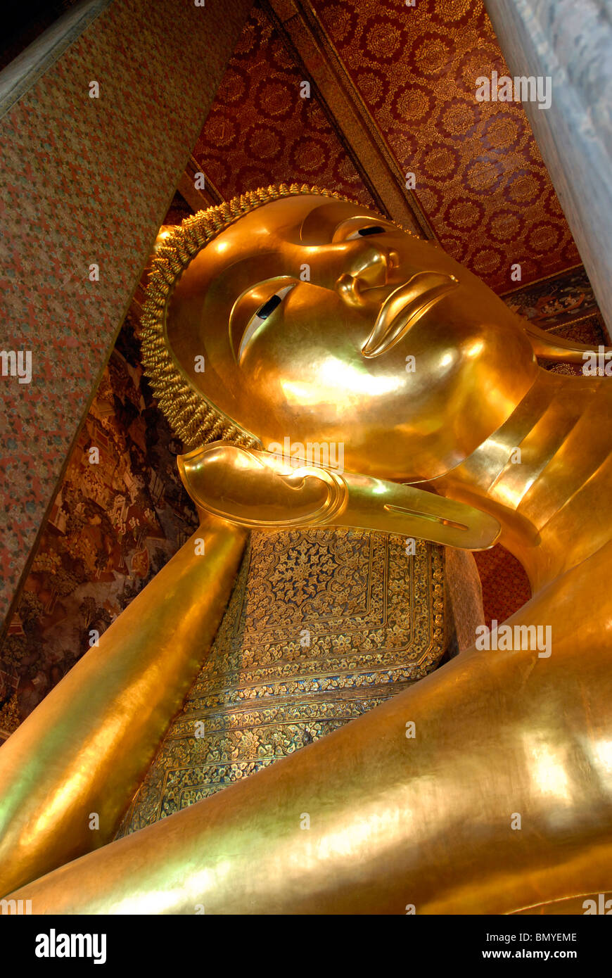 The golden reclining Buddha housed in the Wat Pho Temple in Bangkok ...