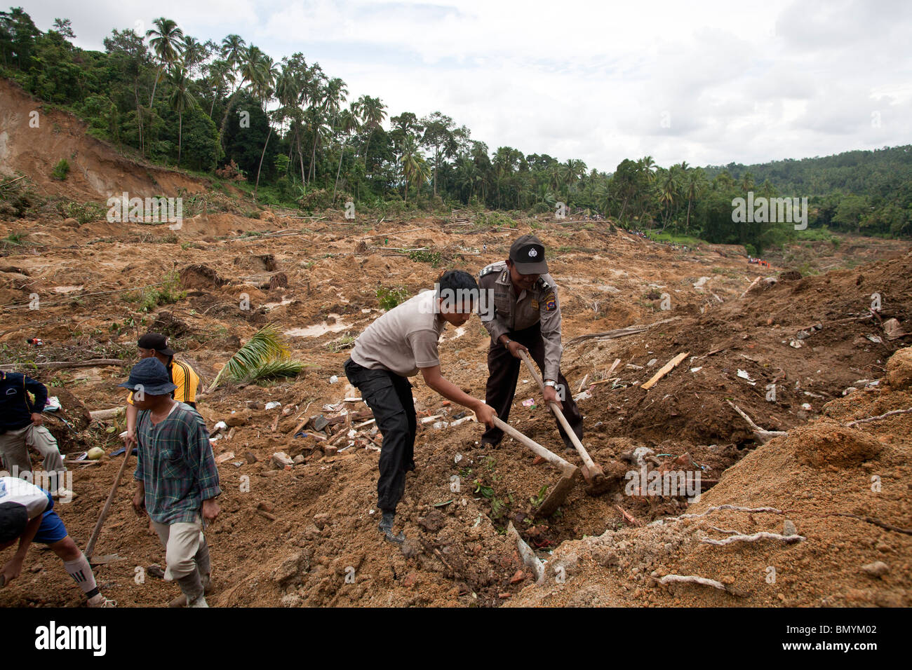 Rescue workers search for bodies in the rubble of a landslide triggered by the earthquake in Padang Pariaman, West Sumatra, Indo Stock Photo
