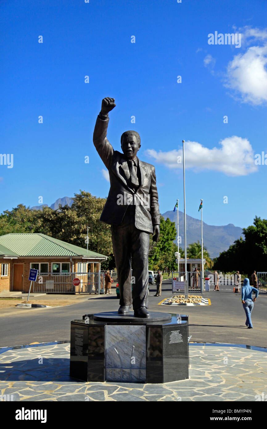 3.2 meter high bronze statue of Nelson Mandela by Jean Doyle at the entrance to Victor Verster prison outside Paarl, South Africa. Stock Photo