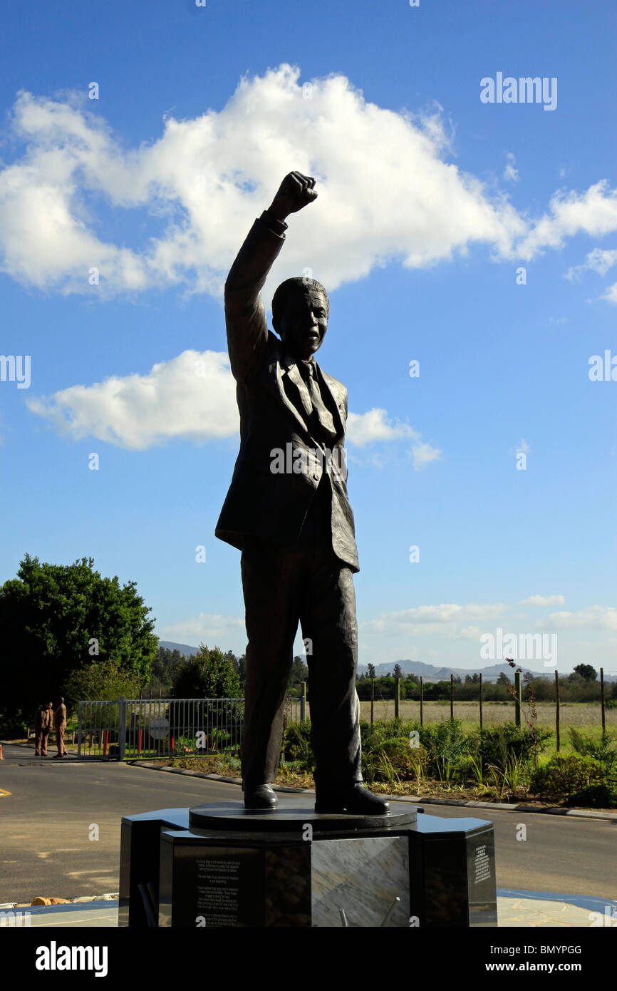 3.2 meter high bronze statue of Nelson Mandela by sculptor Jean Doyle at the entrance to Victor Verster prison outside Paarl. Stock Photo