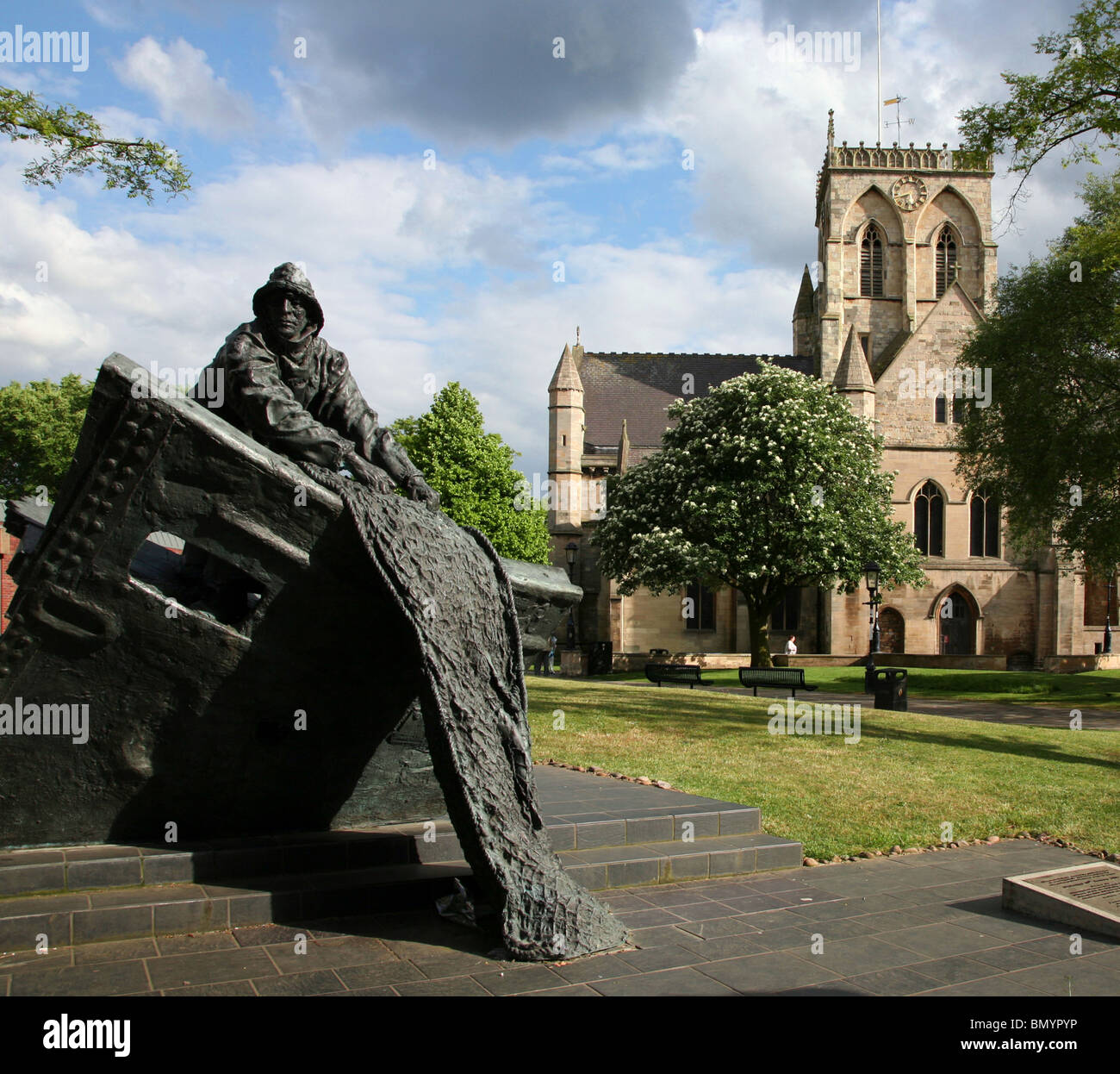 Fishermens Memorial in the grounds of St James Church near Grimsby town centre Stock Photo