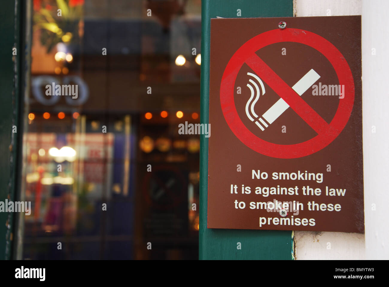 no smoking sign at entry to shop Stock Photo Alamy