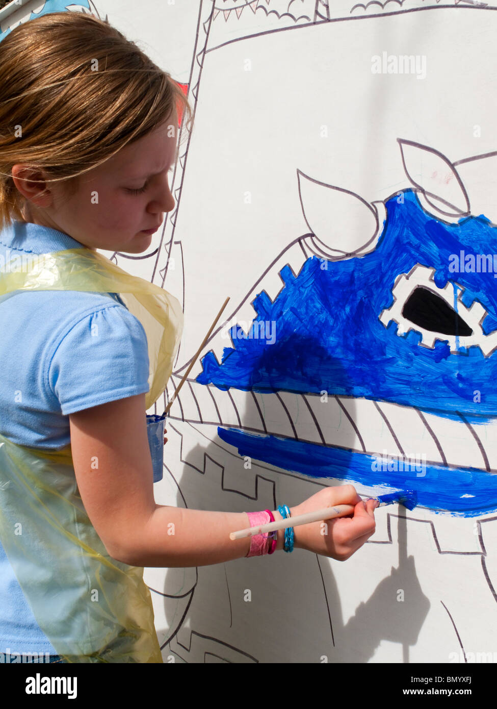 https://c8.alamy.com/comp/BMYXFJ/eight-year-old-blonde-girl-painting-a-mural-on-a-wall-BMYXFJ.jpg