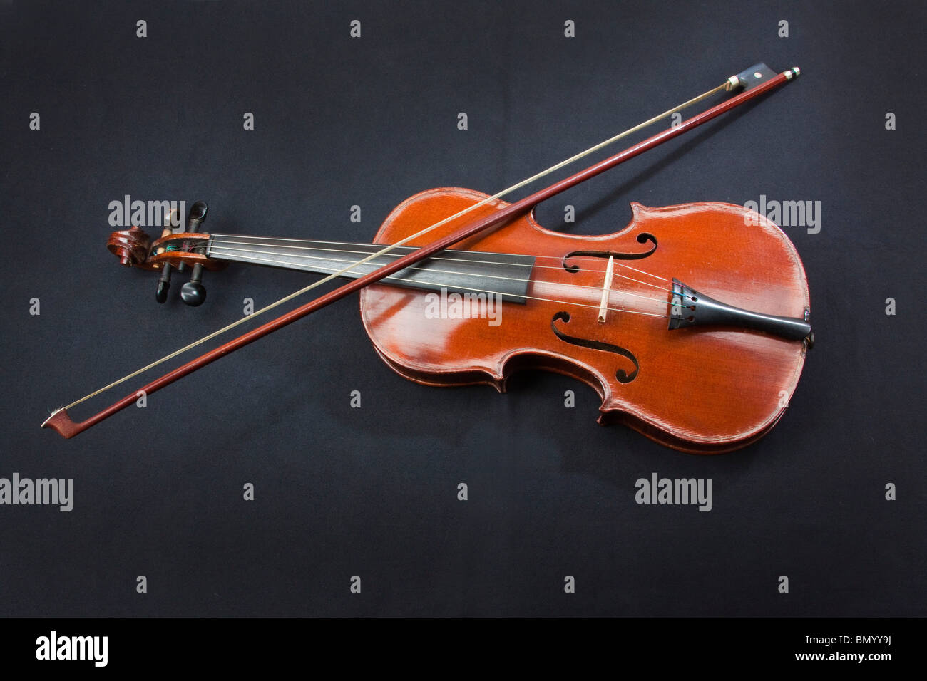 A Stradivarius Violin, Full size and bow Antonius Stradivarius cremonensis.  Cremona Horizontal 104953 Stock Photo - Alamy