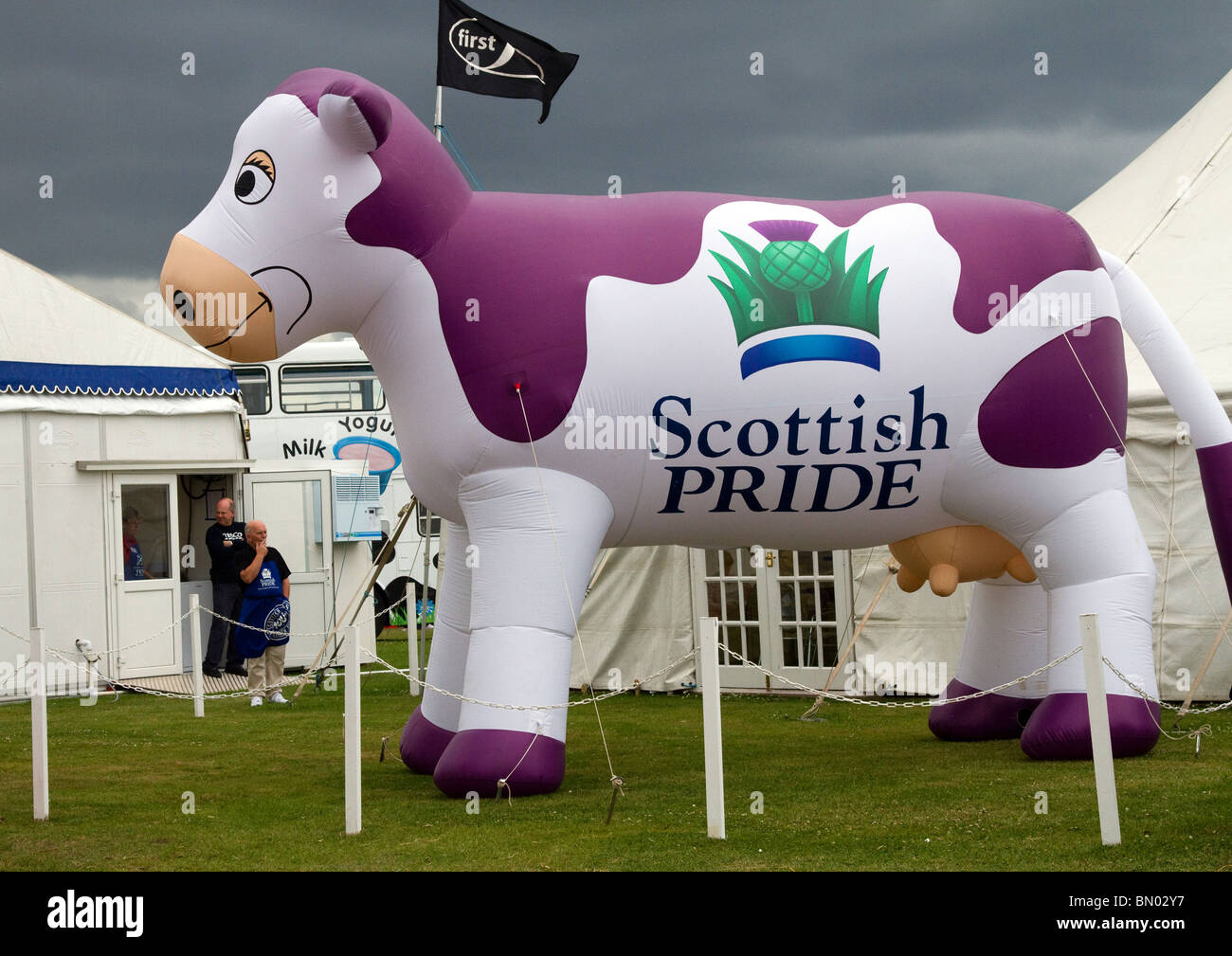 Farmers and the cow cartoon hi-res stock photography and images - Alamy Farmers and the cow cartoon hi-res stock photography and images - Alamy