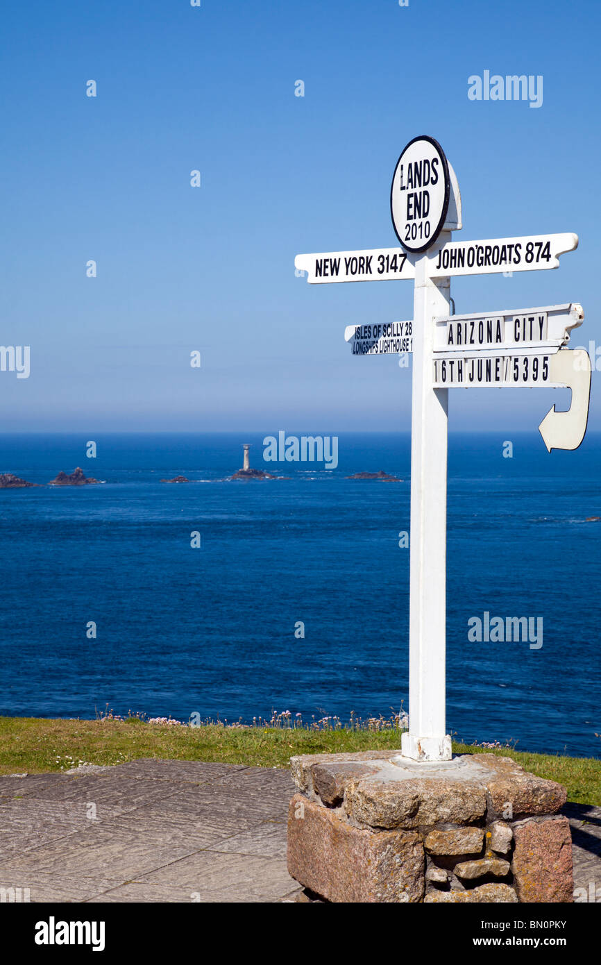 Lands End, Cornwall, sign pointing out to Arizona, New York and John o Groats Stock Photo