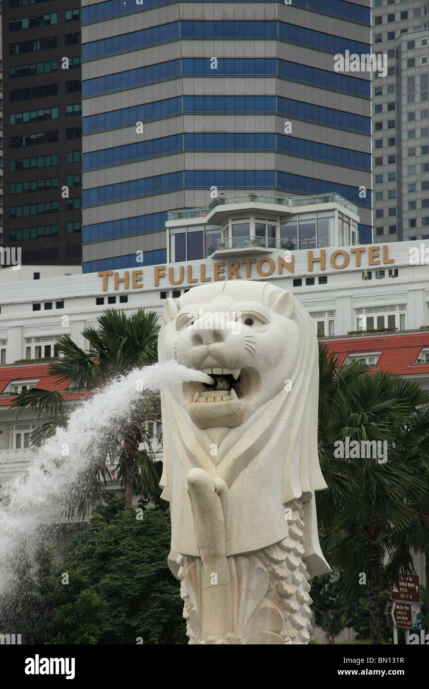 Fullerton hotel and lion monument in Singapore Stock Photo Alamy