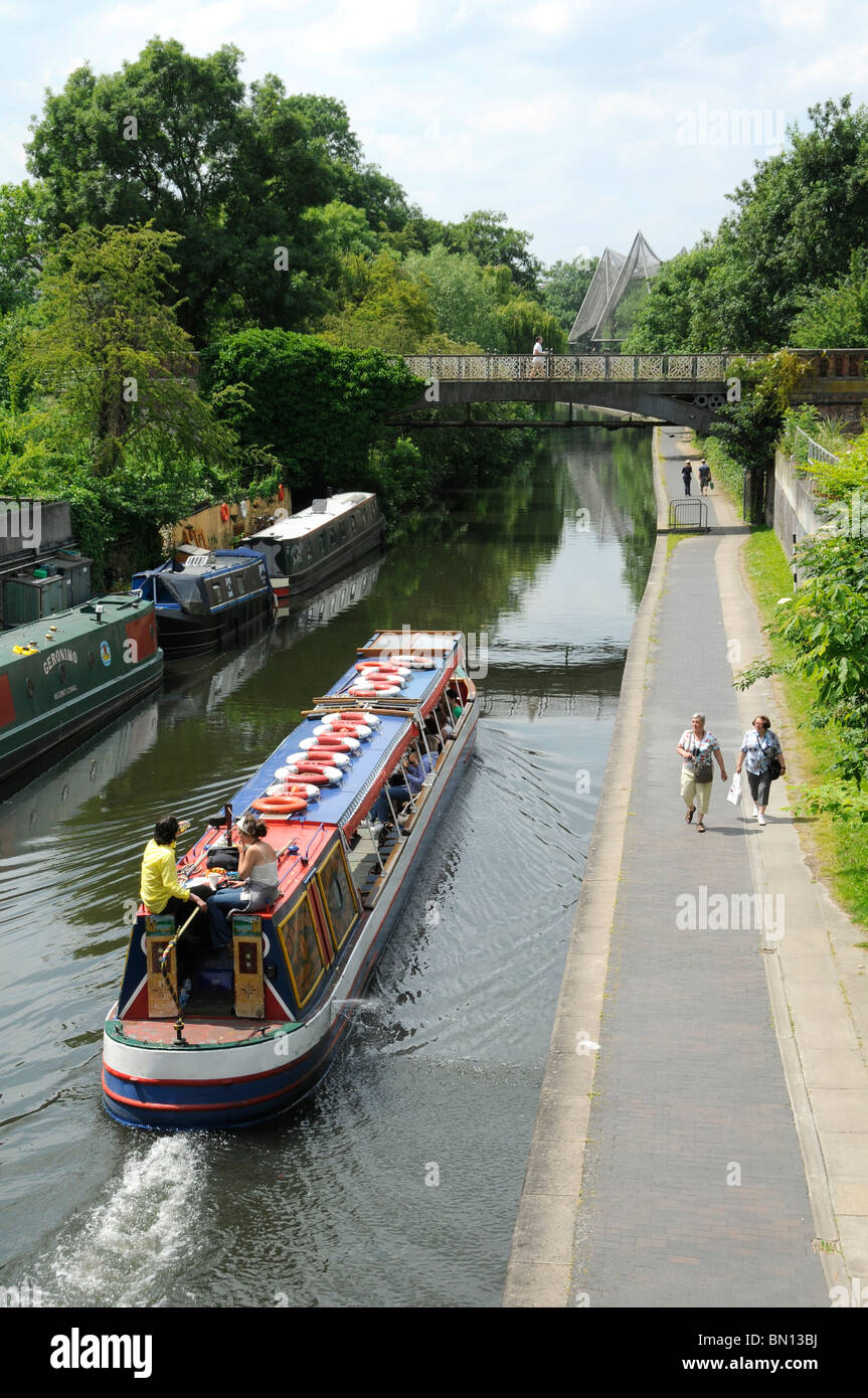 UK BARGE WITH TOURISTS AT REGENTS CANAL NEAR LONDON ZOO Stock Photo