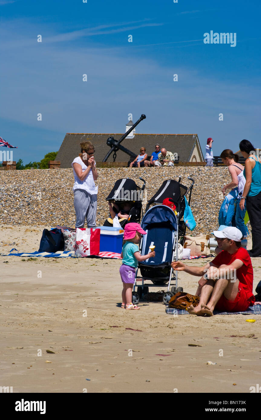 Families on the beach hi-res stock photography and images - Alamy