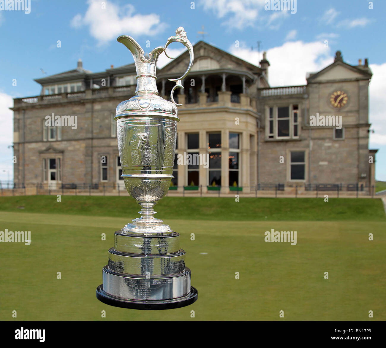CLARET JUG an R&A Clubhouse St.Andrews  The British Open Trophy in foreground with the Royal and Ancient Clubhouse in background Stock Photo