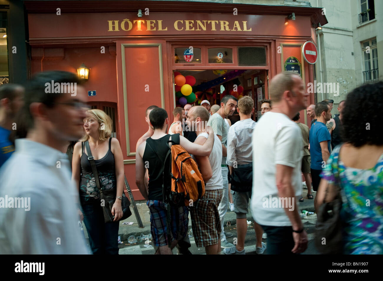 Paris, France, Young People Partying on Busy Pub Street in the Marais District, Local Gay Bars, 'Le Central Bar' (Closed 2010) Stock Photo