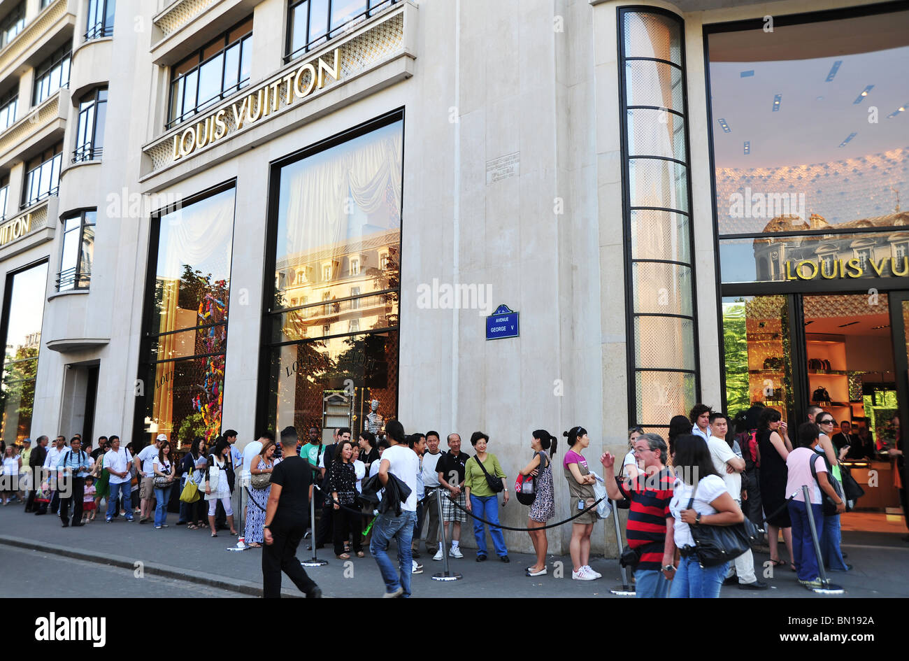Japanese tourists queuing at Louis Vuitton store in Champs Elysees Stock Photo: 30147218 - Alamy