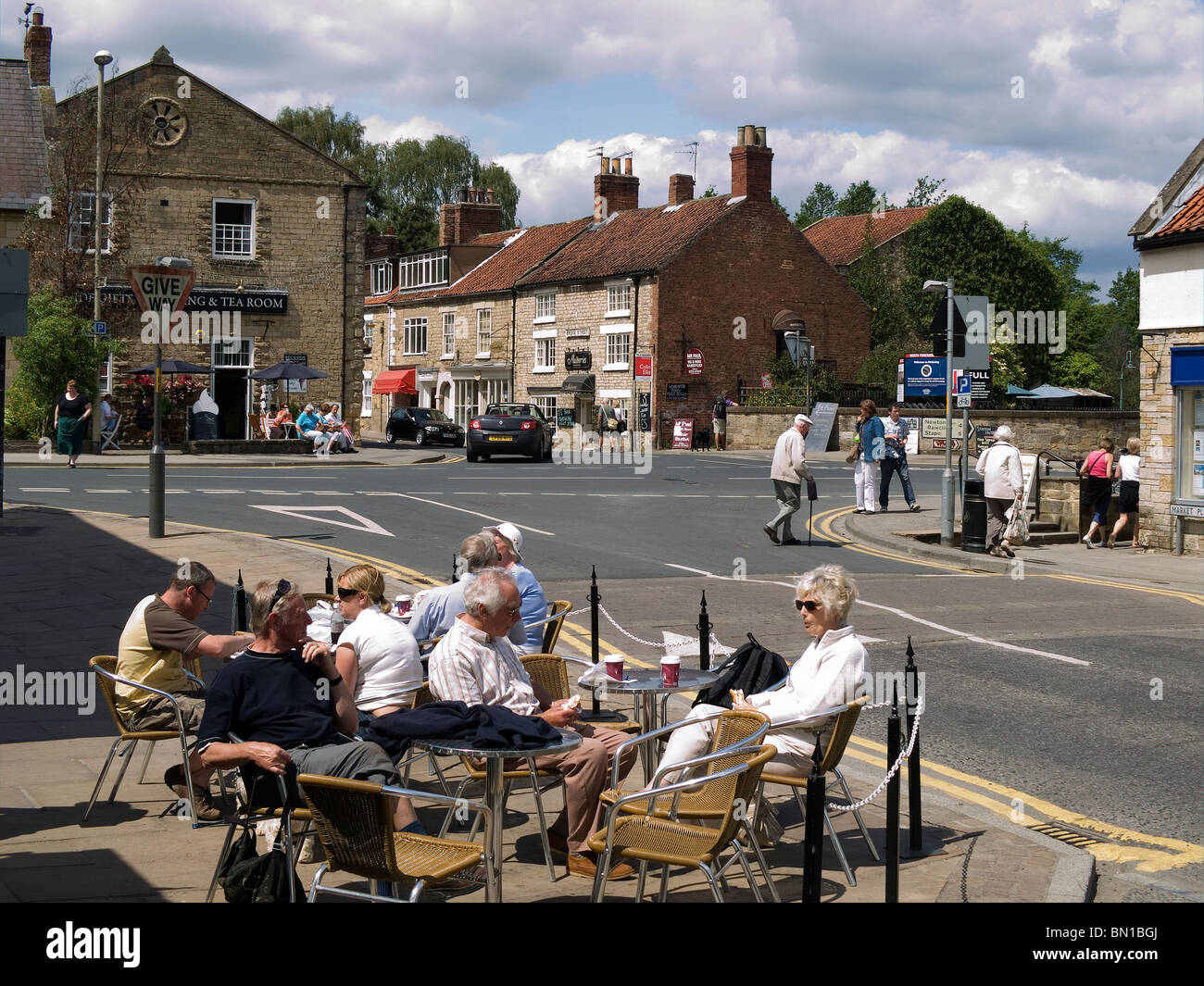 Café with outdoor tables at the bottom of Market Place, Pickering North Yorkshire Stock Photo