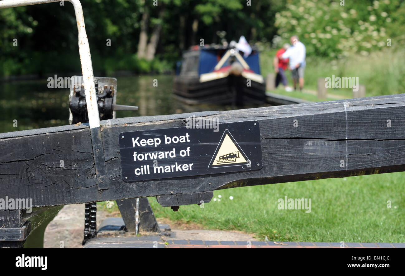 CANAL LOCK BOAT CILL MARKER WARNING SIGN ON A BRITISH CANAL LOCK GATE,UK Stock Photo
