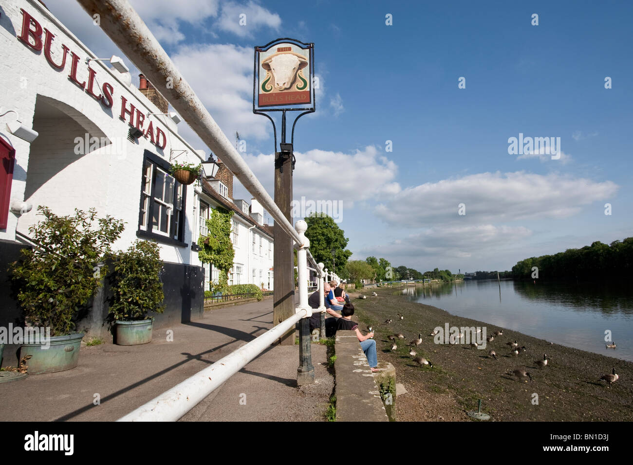 The Bulls Head pub by the river Thames. Strand on the Green, Chiswick, London, England, UK Stock Photo