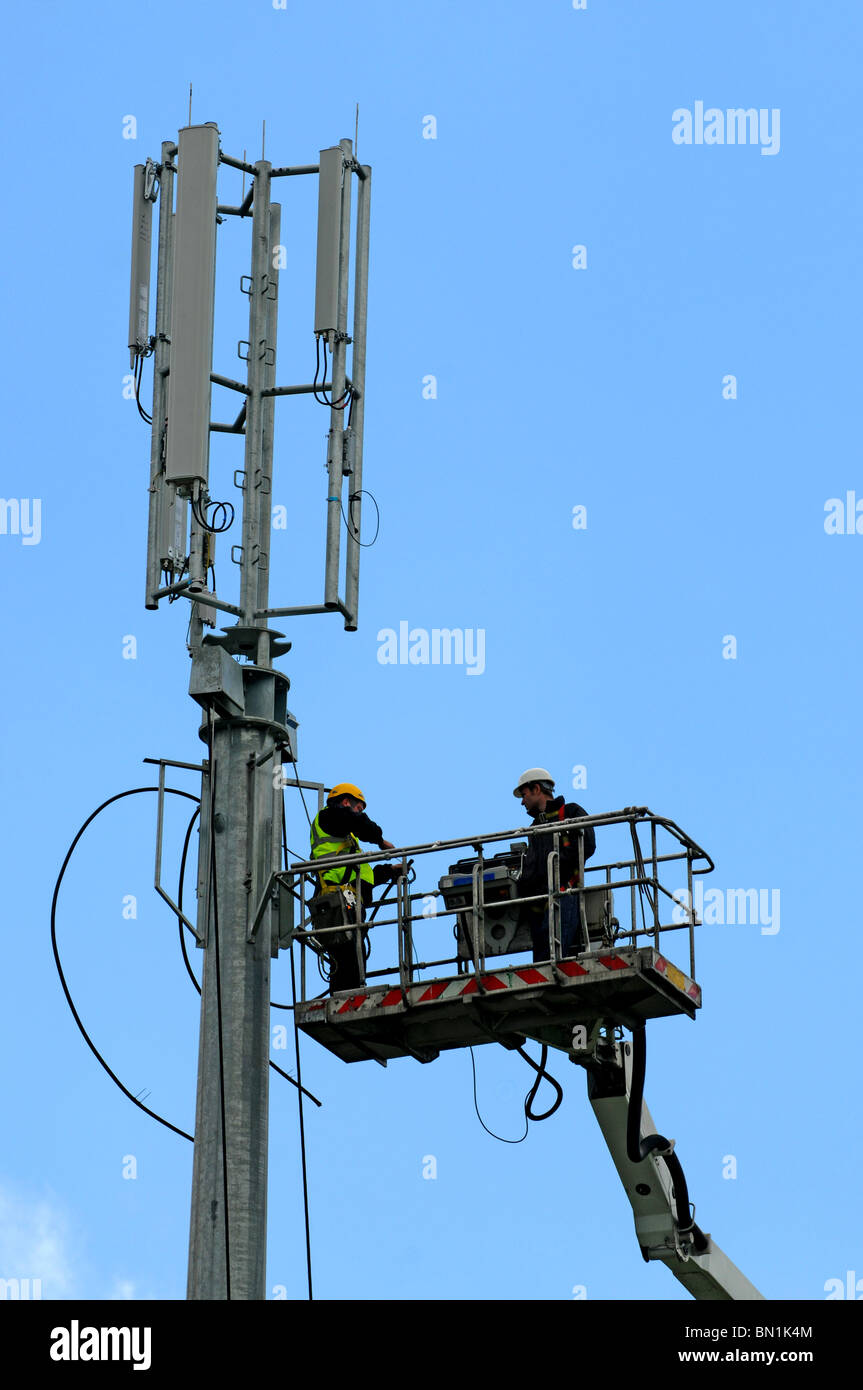 Mobile phone mast installed, installation of a mobile phone transmitter