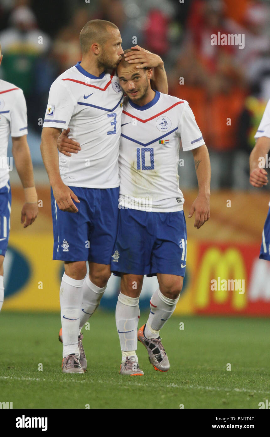 JOHN HEITINGA & WESLEY SNEIJDE CAMEROON V NETHERLANDS GREEN POINT STADIUM CAPE TOWN SOUTH AFRICA 24 June 2010 Stock Photo