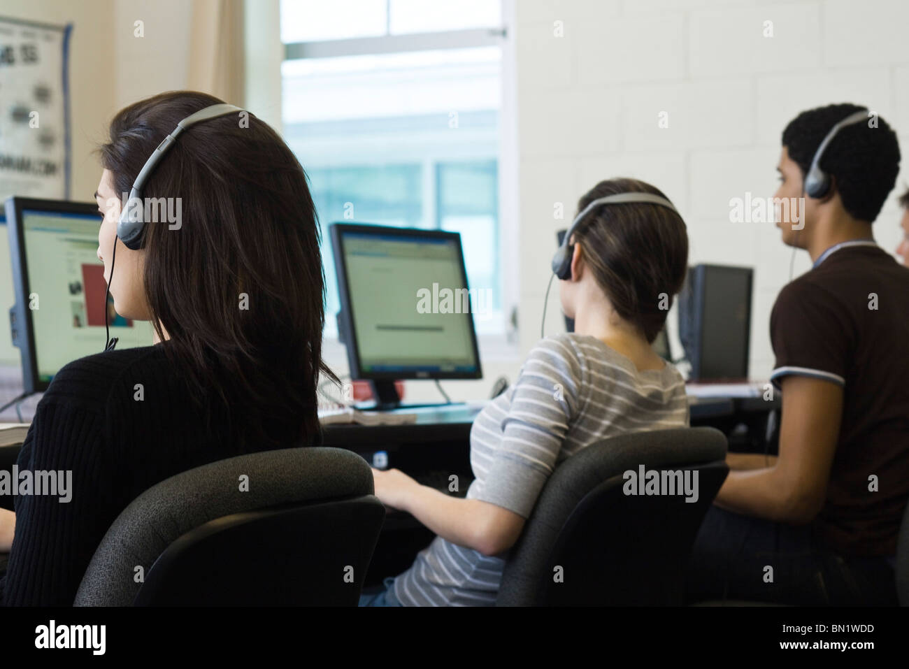Students Group In Computer Lab High Resolution Stock Photography and ...