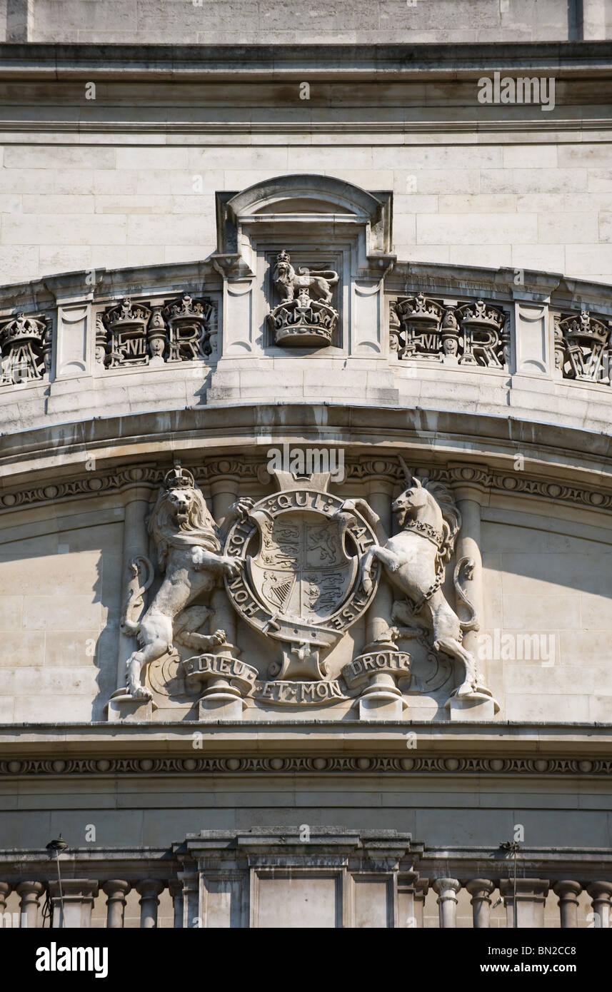 Stone statues of Queen Victoria and Prince Albert on the exterior of the V&A Museum in South Kensington, London 2010 Stock Photo