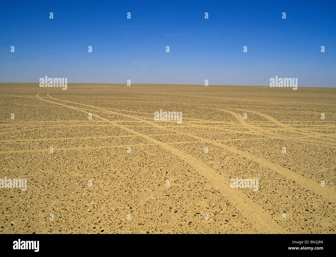 Traces of cars in the desert (Sahara, near Waw an Namus), Libya Stock Photo