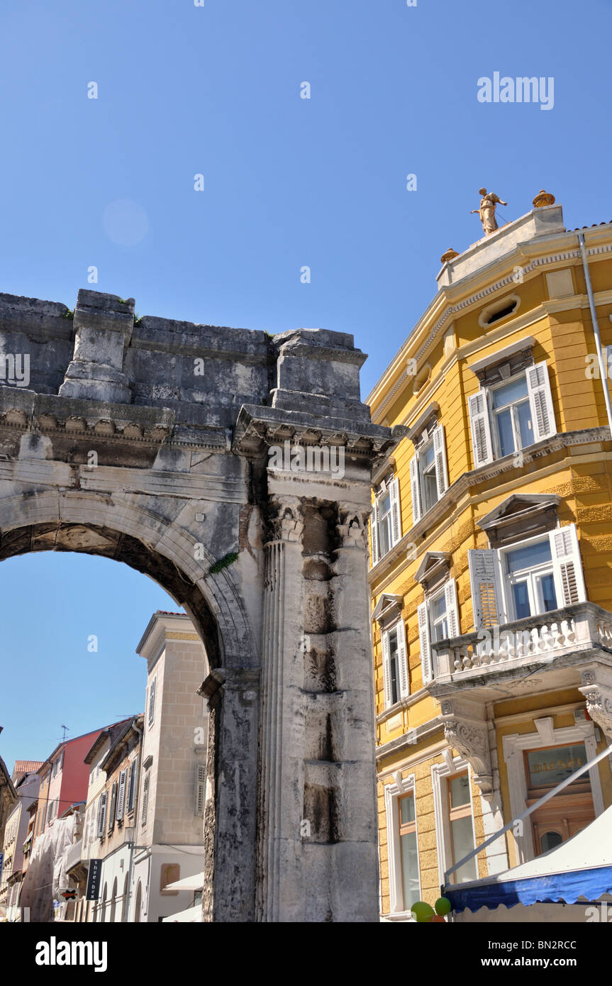 Roman Triumphal Arch of Sergius (Sergi) Golden Gate Croatia, Istria, Pula Stock Photo