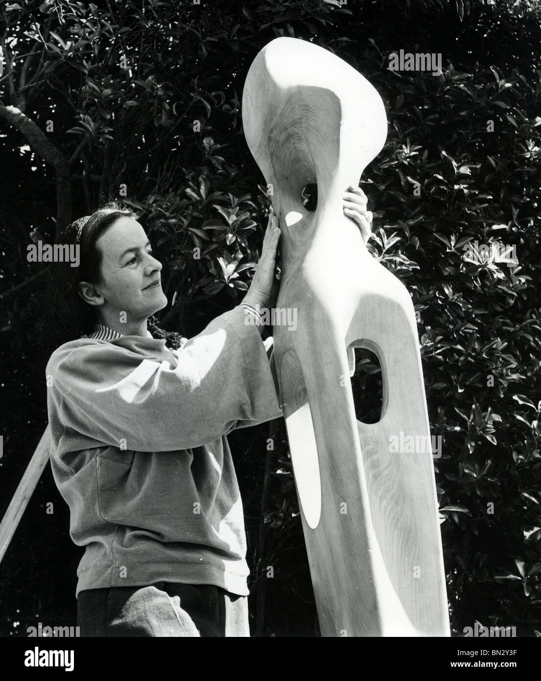 Barbara Hepworth ( 1903 - 1975 ) Barbara Hepworth ( 1903 - 1975 )
