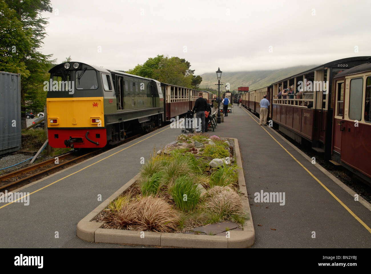 Two trains of the Welsh Highland Railway meet at Rhyd Ddu station, Snowdonia, Wales Stock Photo