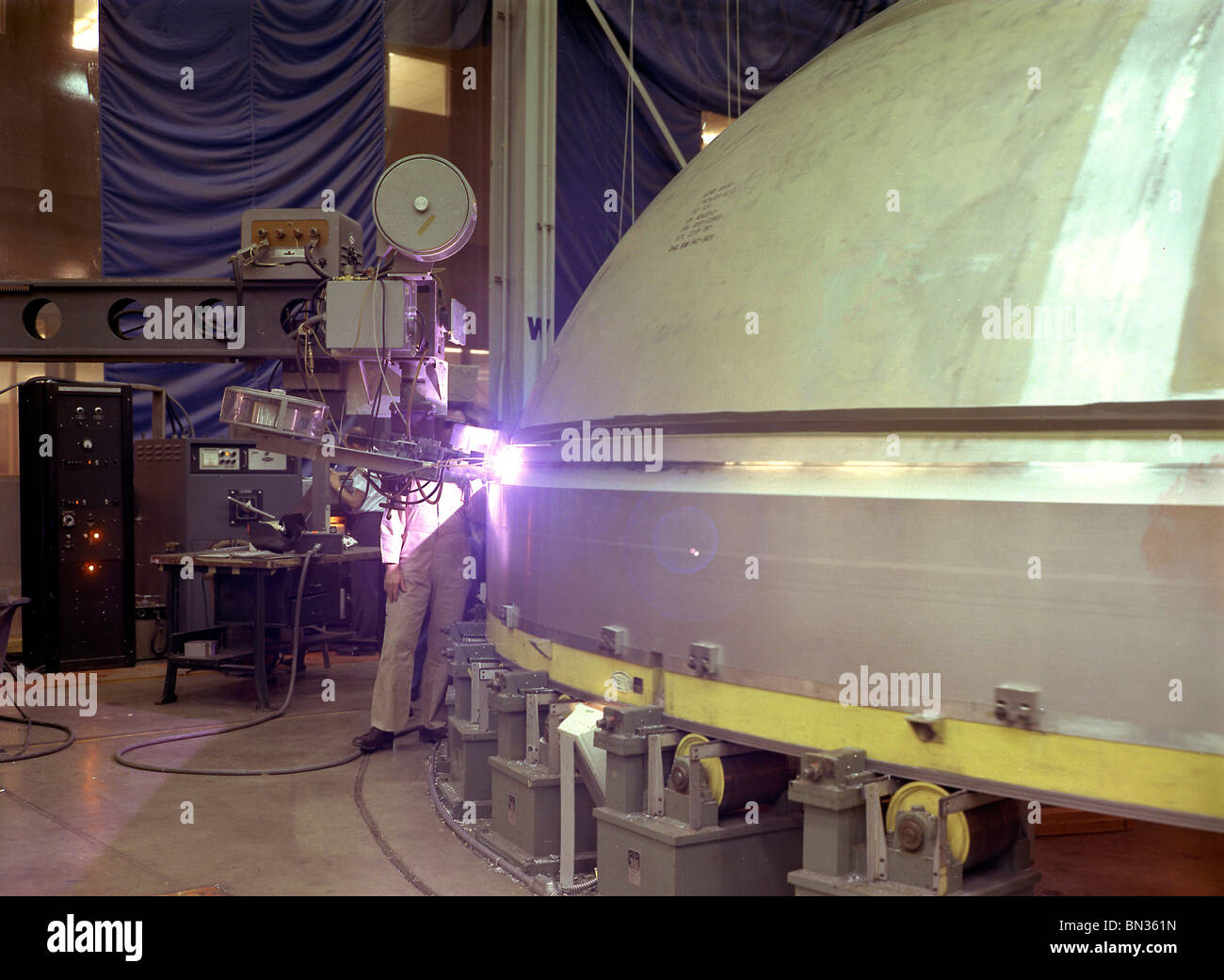 welding the Y-ring to the S-IC stage bulkhead and the fuel tank for the Saturn V SA-502 launch vehicle Stock Photo