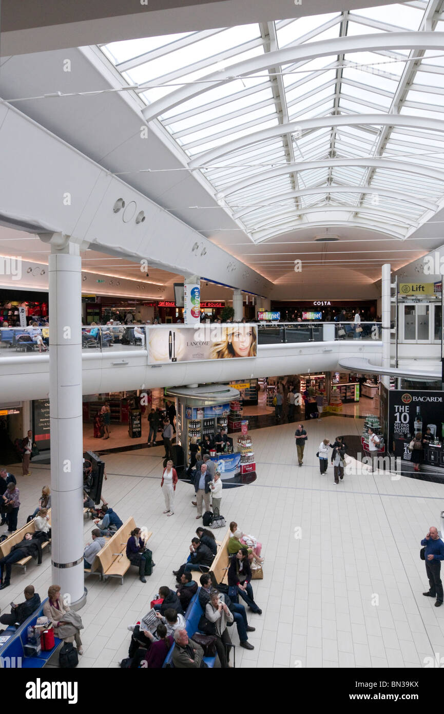 Gatwick South Terminal departure concourse with retail and dining Stock ...