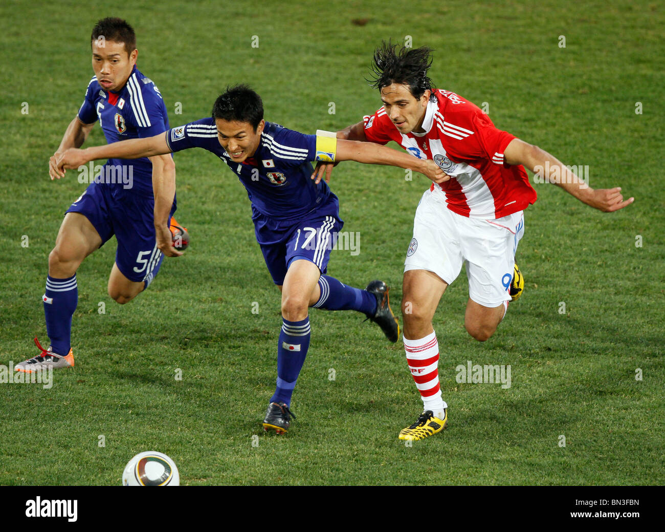 ROQUE SANTA CRUZ & MAKOTO HAS PARAGUAY V JAPAN LOFTUS VERSFELD STADIUM TSHWANE/PRETORIA SOUTH AFRICA 29 June 2010 Stock Photo