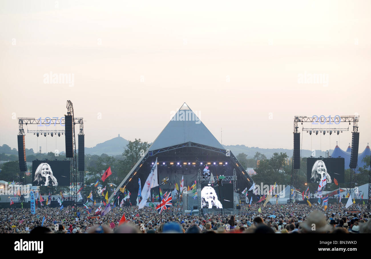 Kylie Minogue and the Scissor Sisters on the Pyramid Stage at Glastonbury 2010 Stock Photo