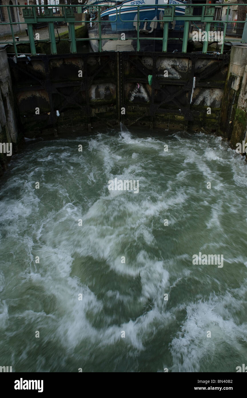 Ecluse du Canal saint martin Paris Stock Photo Alamy