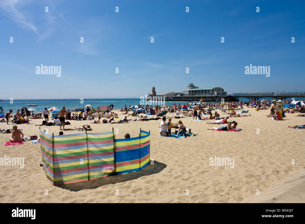English beach family hi-res stock photography and images - Alamy