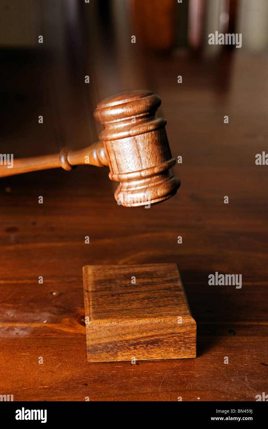 Judge hitting table gavel hires stock photography and images Alamy