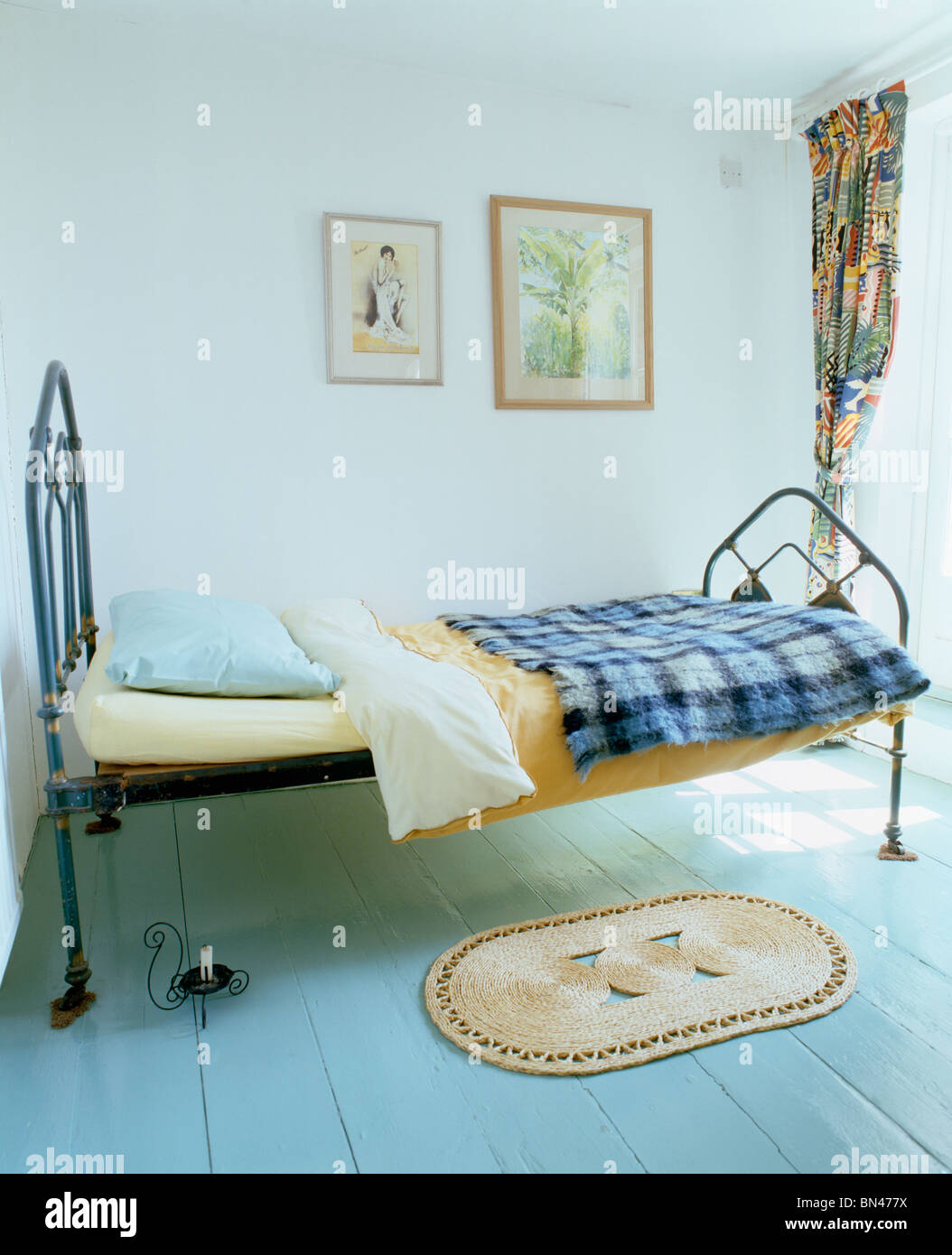 Cast iron single bed hires stock photography and images Alamy