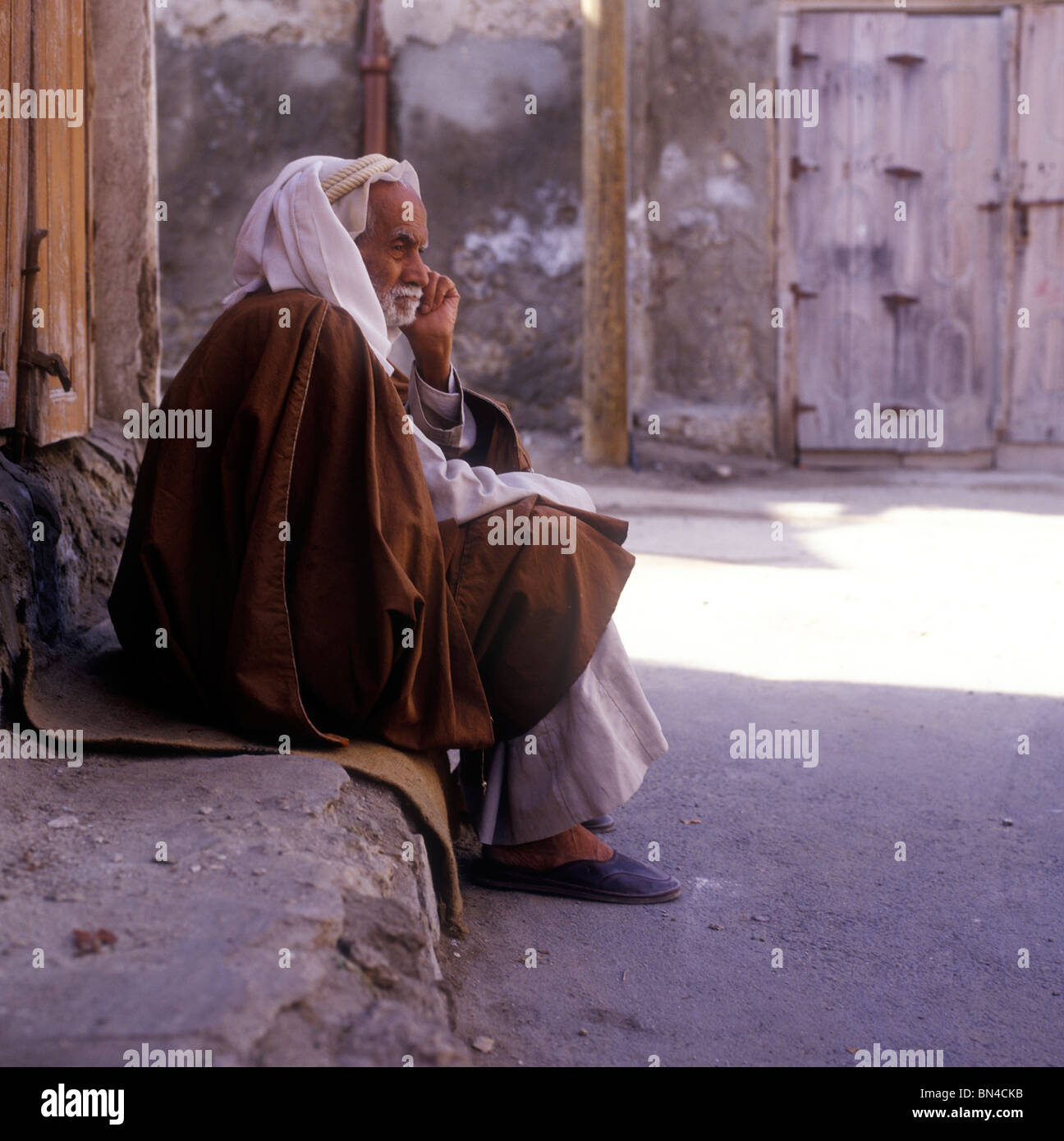 Old man in traditional robes Muharraq Bahrain Stock Photo